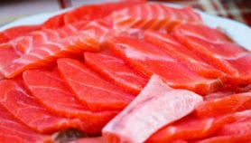 Rotulan trucha como salmón en sushi de Chile