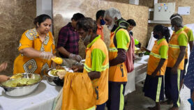 随着食品价格飙升，斯里兰卡人跳过餐