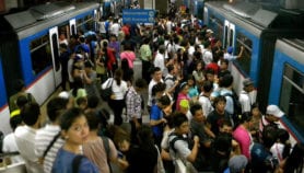 亚洲的公共交通系统限制社会距离