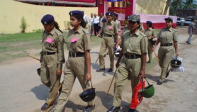 印度的妇女正义“由女警察加强”