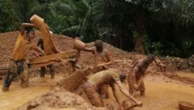 加纳的黄金挖掘者：争夺量很高