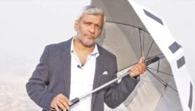 聪明的雨伞可让朝j朝圣者保持凉爽和连接