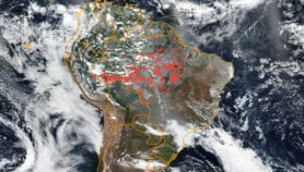 科学家警告说，亚马逊野火威胁全球气候