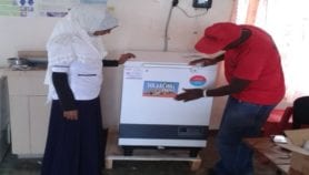 太阳能冰箱在非洲农村摄